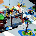 Maschinenhalle mit Personal und Maschinen aus Legobausteinen