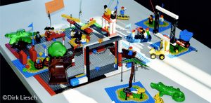 Maschinenhalle mit Personal und Maschinen aus Legobausteinen